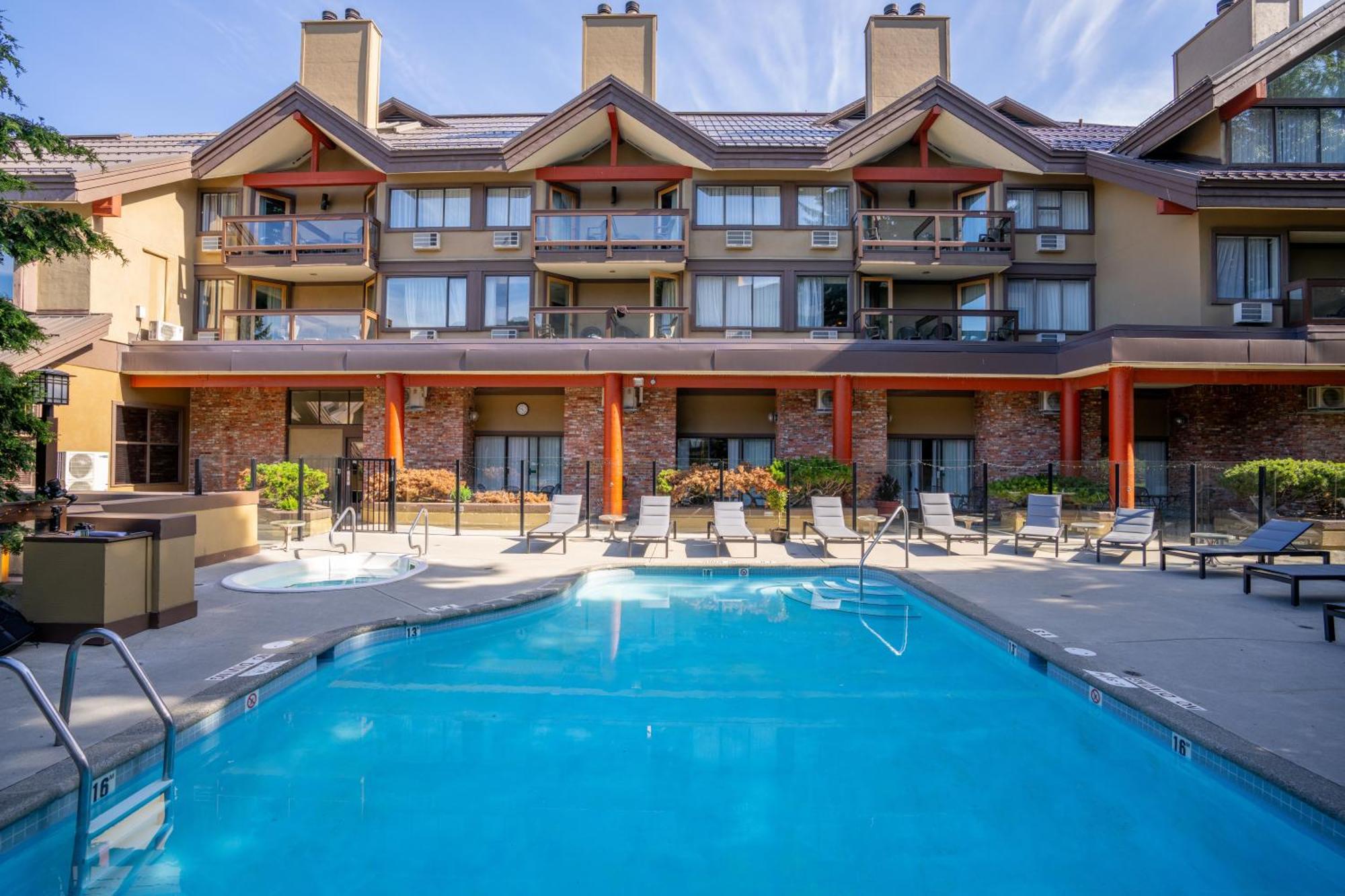 Whistler Village Inn & Suites Esterno foto