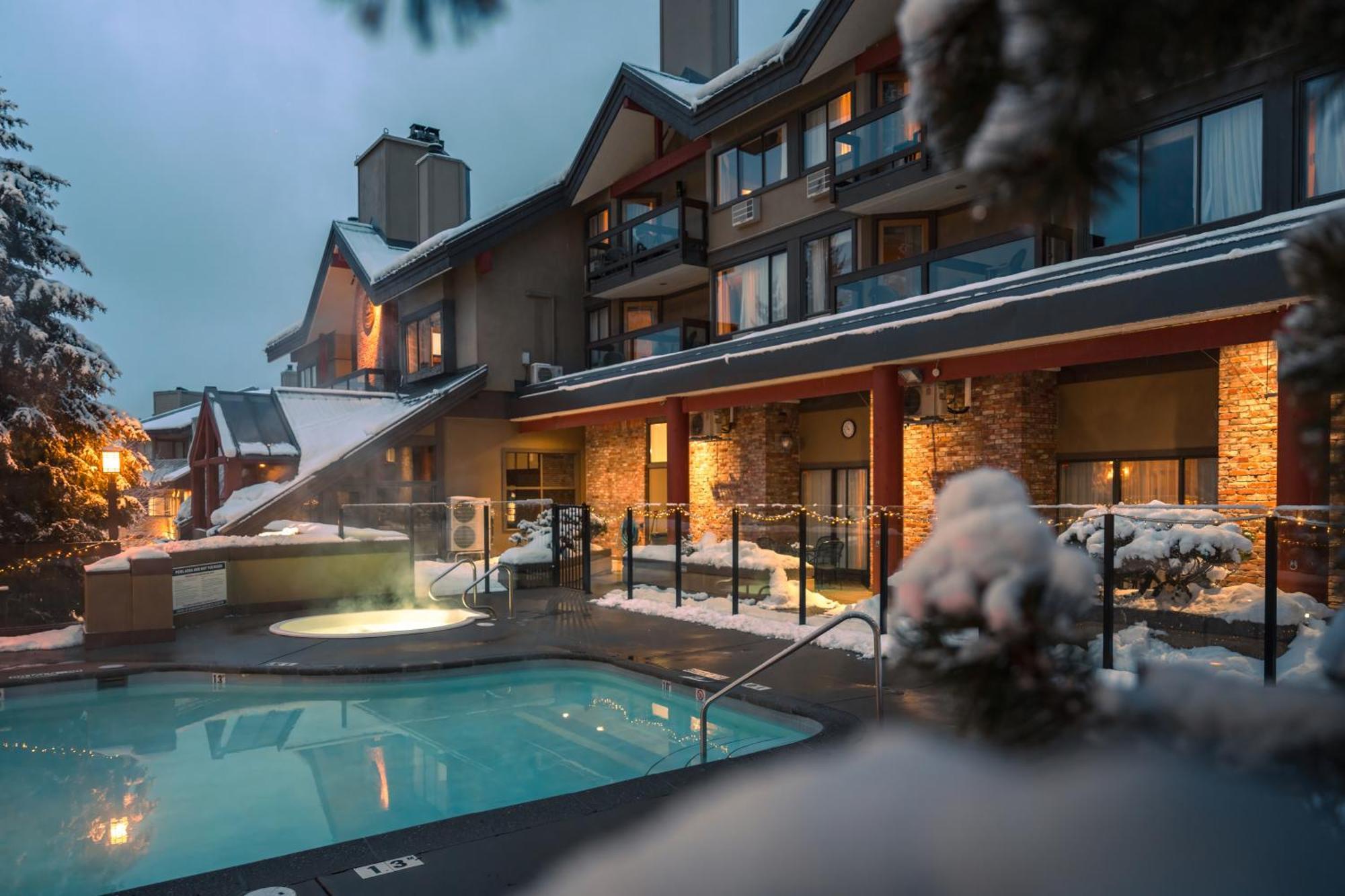 Whistler Village Inn & Suites Esterno foto
